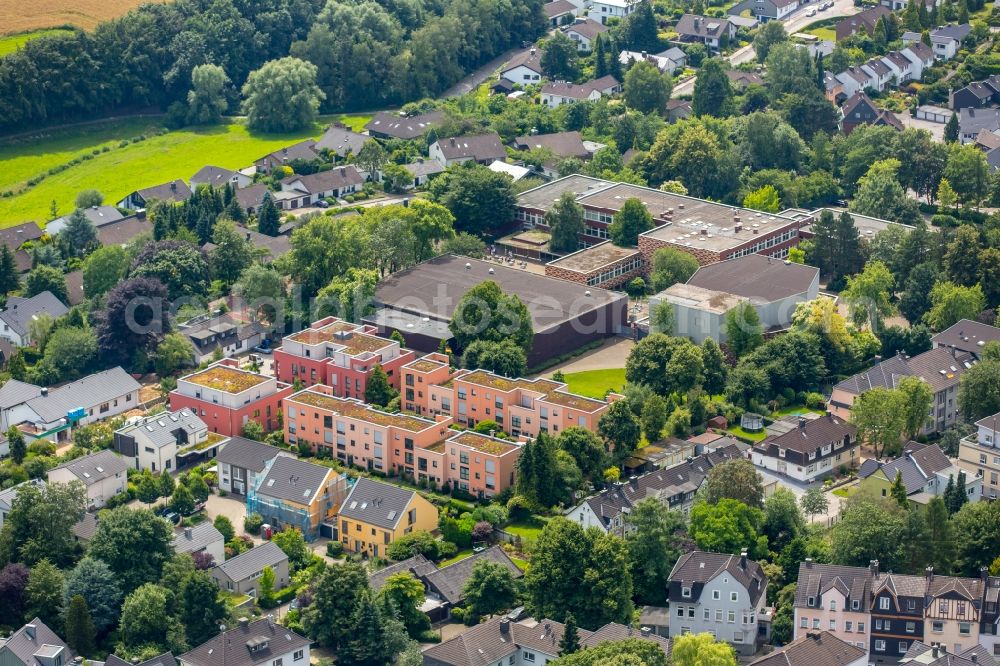 Aerial photograph Heiligenhaus - School building of Immanuel Kant High School and residential estates on Holbeinstrasse in Heiligenhaus in the state of North Rhine-Westphalia