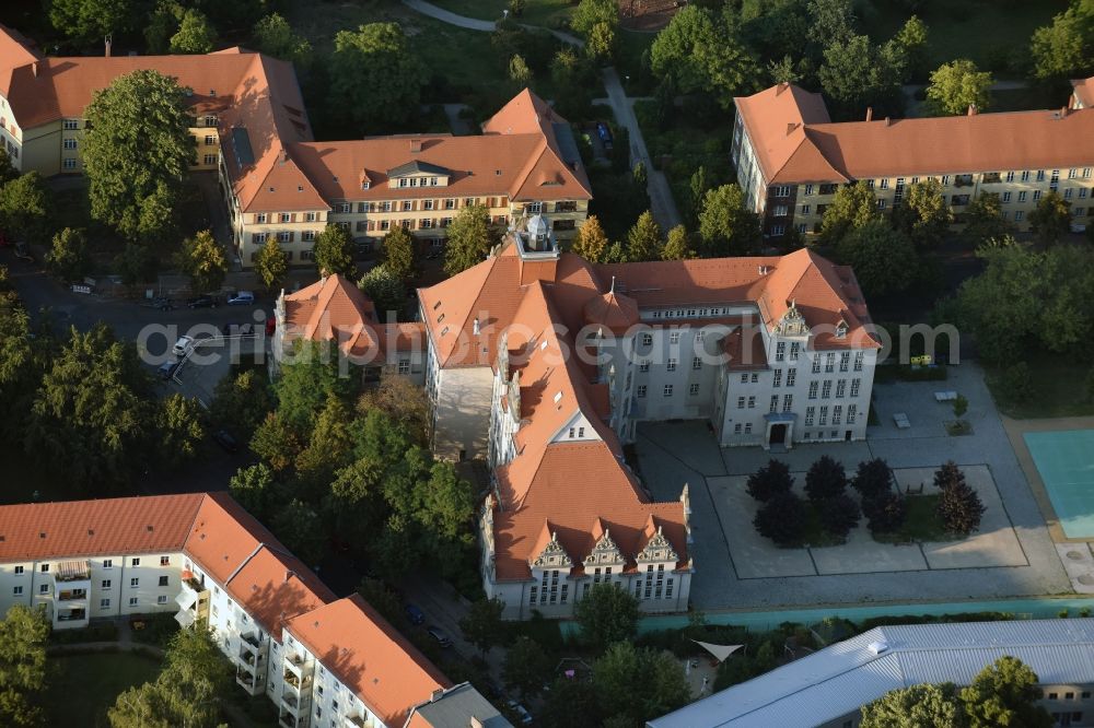 Berlin from the bird's eye view: School building of the Isaac-Newton-Oberschule at Fontanestreet in the district Oberschoeneweide in Berlin