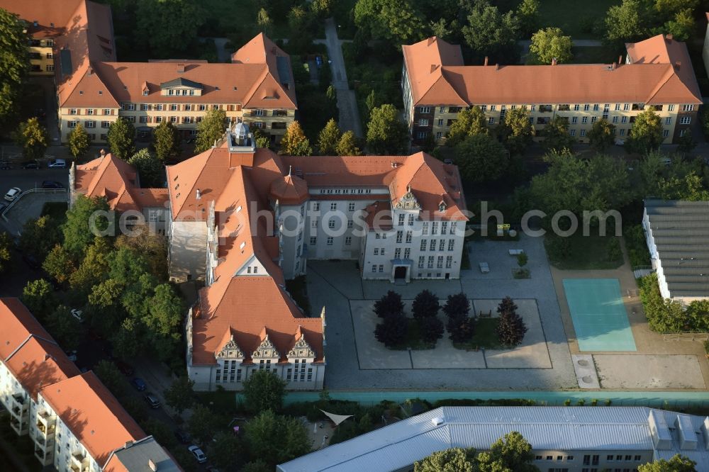 Aerial image Berlin - School building of the Isaac-Newton-Oberschule at Fontanestreet in the district Oberschoeneweide in Berlin