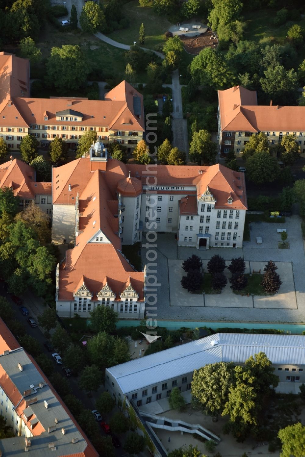 Aerial photograph Berlin - School building of the Isaac-Newton-Oberschule at Fontanestreet in the district Oberschoeneweide in Berlin