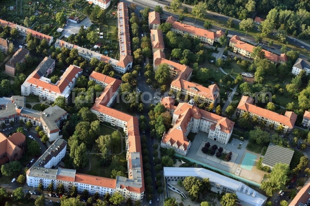 Berlin from above - School building of the Isaac-Newton-Oberschule and apartment buildings at Fontanestreet in the district Oberschoeneweide in Berlin