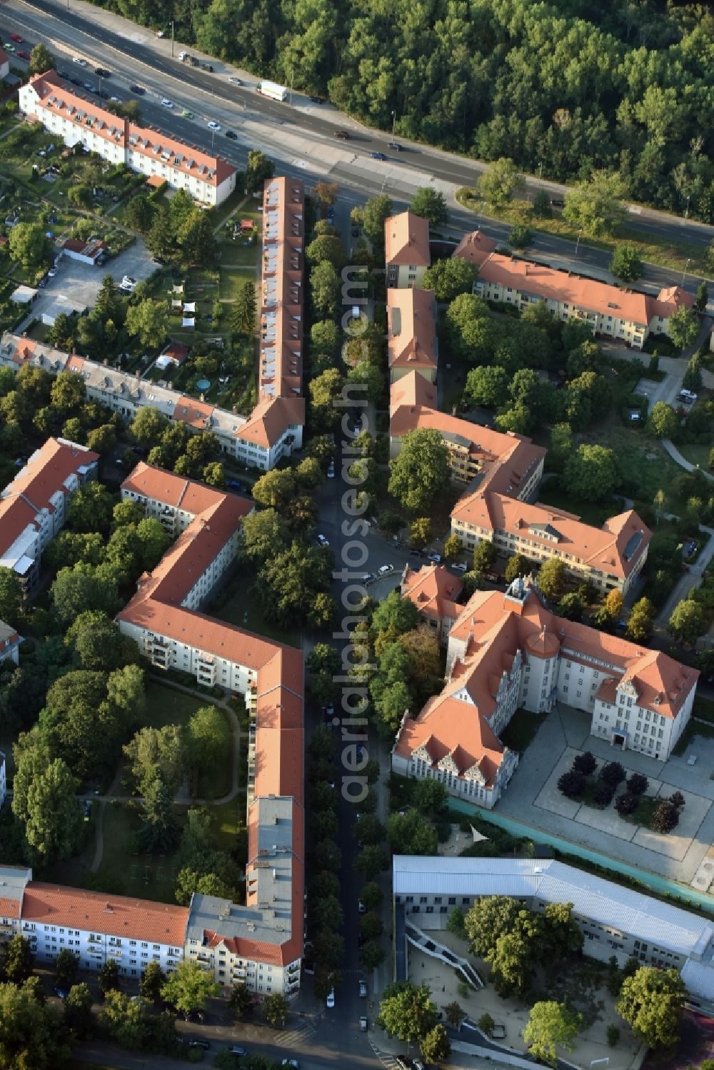 Berlin from the bird's eye view: School building of the Isaac-Newton-Oberschule and apartment buildings at Fontanestreet in the district Oberschoeneweide in Berlin