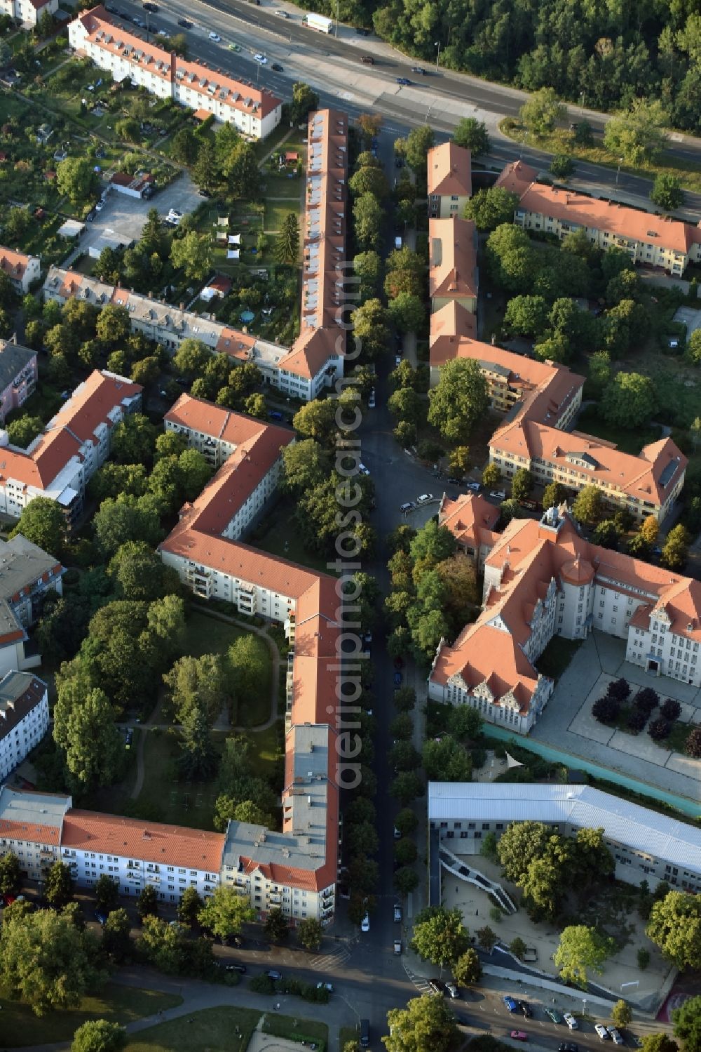 Aerial image Berlin - School building of the Isaac-Newton-Oberschule and apartment buildings at Fontanestreet in the district Oberschoeneweide in Berlin