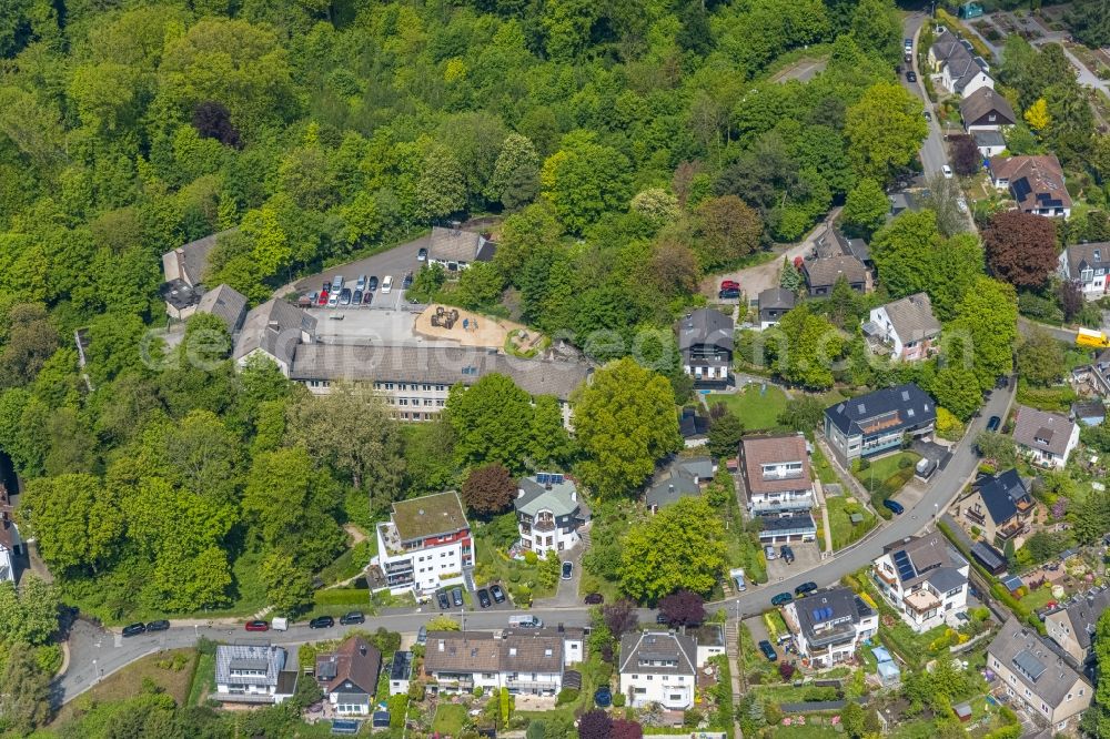 Kettwig from the bird's eye view: School building of the Jakob Muth-Schule Am Boegelsknappen in Kettwig at Ruhrgebiet in the state North Rhine-Westphalia, Germany