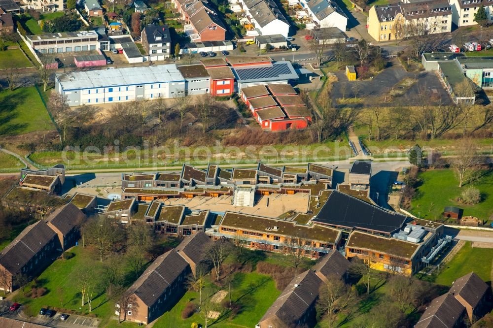 Moers from the bird's eye view: School building of the Justus-von-Liebig School on Roemerstrasse in Moers in the state of North Rhine-Westphalia