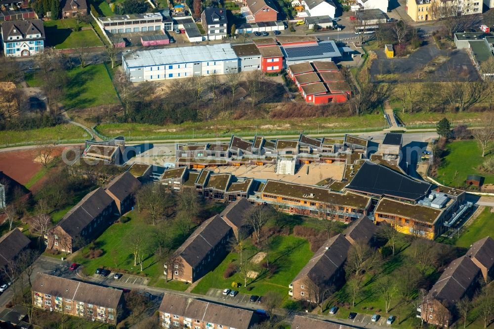 Aerial image Moers - School building of the Justus-von-Liebig School on Roemerstrasse in Moers in the state of North Rhine-Westphalia