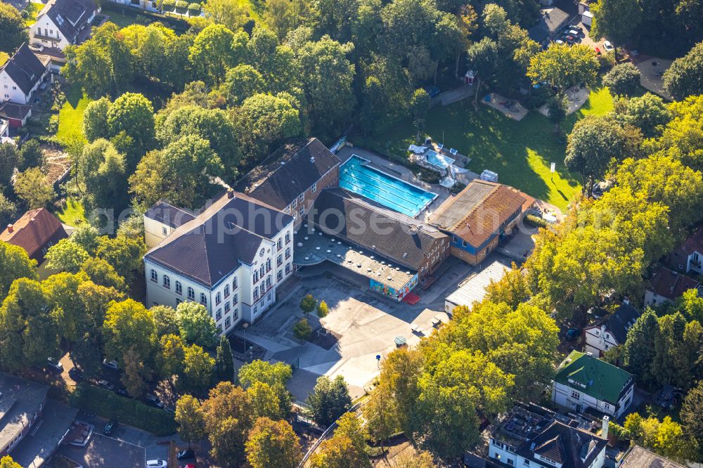 Aerial photograph Unna - School building of the Katharinenschule Unna and das Schwimmbad Freibad Bornekamp on Bornekampstrasse in Unna in the state North Rhine-Westphalia, Germany