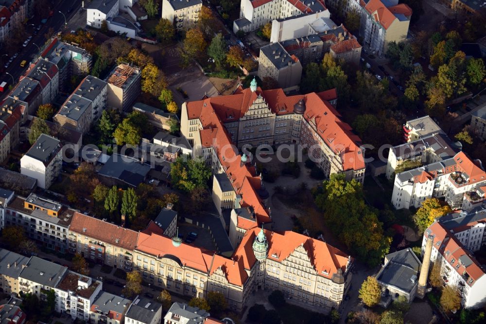 Aerial photograph Berlin - View of a school building complex between Gorschstrasse, Wollankstrasse and Neue Schonholzer Strasse in Berlin - Pankow. The listed building has been repeatedly used as a location for film productions. The Carl von Ossietzky Gymnasium, the Arnold Zweig Primary School and the Youth Art School Pankow are located on these premises. Also visible is the building of the Algerian Consulate, the Embassy of the People's Democratic Republic of Algeria at Goerschstrasse