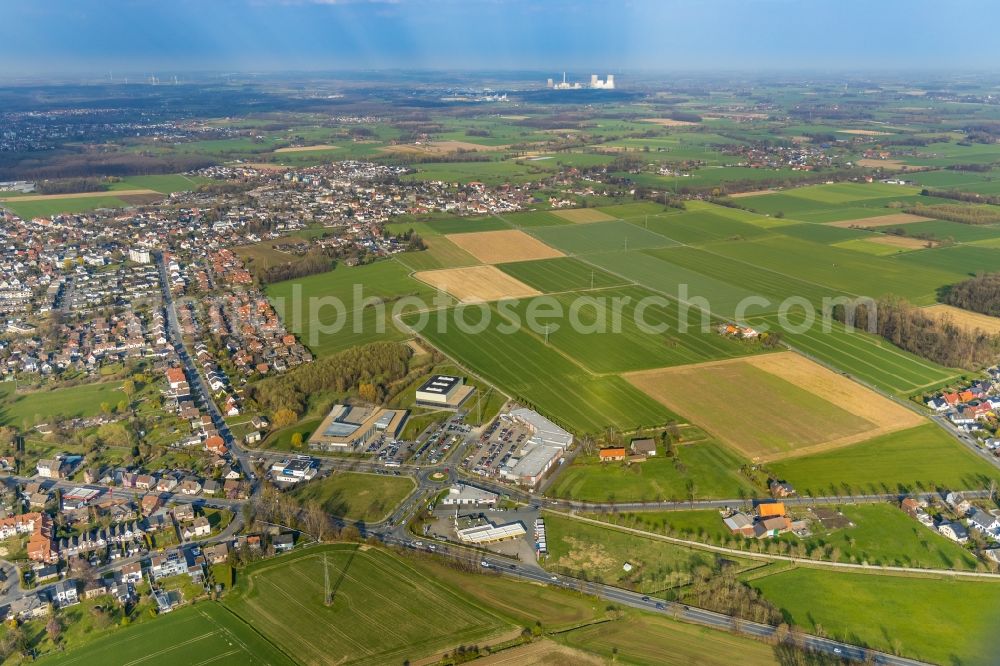 Aerial image Hamm - School building of the Konrad-Adenauer Realschule, Honm and das Einkaufszentrum on Heideweg in Hamm in the state North Rhine-Westphalia, Germany