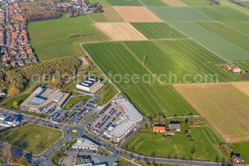 Aerial photograph Hamm - School building of the Konrad-Adenauer Realschule, Honm and das Einkaufszentrum on Heideweg in Hamm in the state North Rhine-Westphalia, Germany