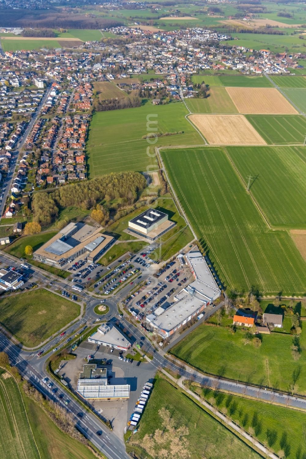 Hamm from above - School building of the Konrad-Adenauer Realschule, Honm and das Einkaufszentrum on Heideweg in Hamm in the state North Rhine-Westphalia, Germany