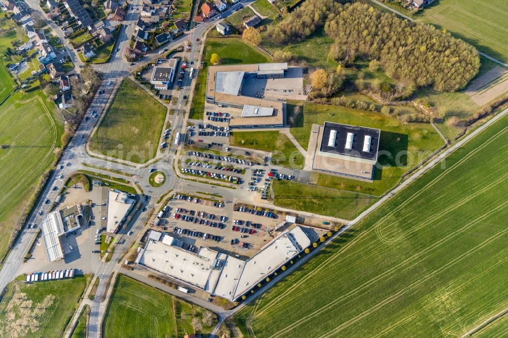 Hamm from the bird's eye view: School building of the Konrad-Adenauer Realschule, Honm and das Einkaufszentrum on Heideweg in Hamm in the state North Rhine-Westphalia, Germany