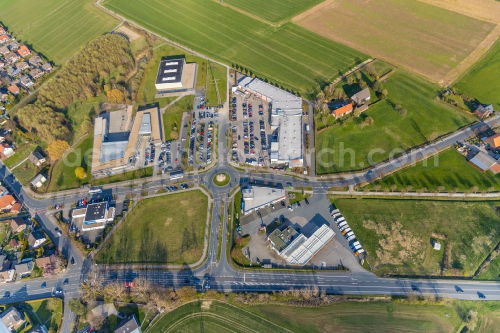 Aerial image Hamm - School building of the Konrad-Adenauer Realschule, Honm and das Einkaufszentrum on Heideweg in Hamm in the state North Rhine-Westphalia, Germany