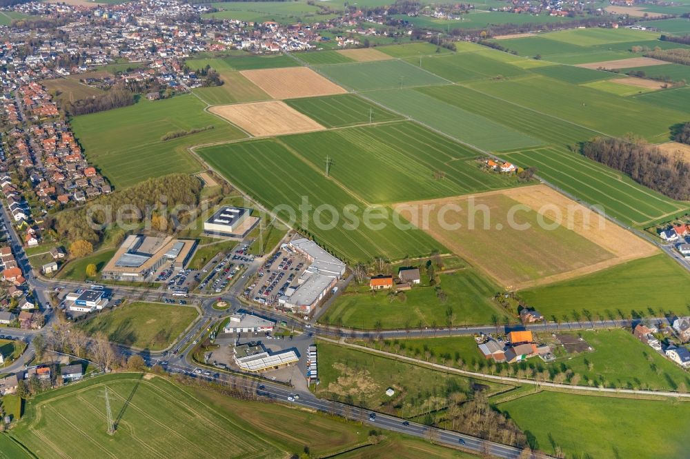 Hamm from above - School building of the Konrad-Adenauer Realschule, Honm and das Einkaufszentrum on Heideweg in Hamm in the state North Rhine-Westphalia, Germany