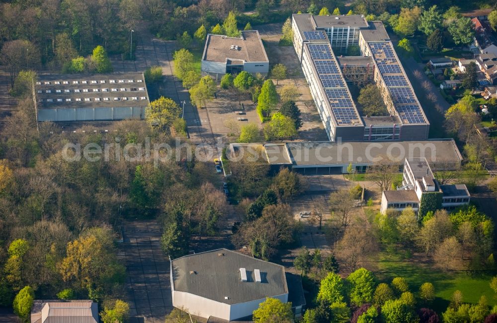 Aerial image Duisburg - School building of the Kopernikus Schule on Beckersloh in Duisburg in the state North Rhine-Westphalia, Germany