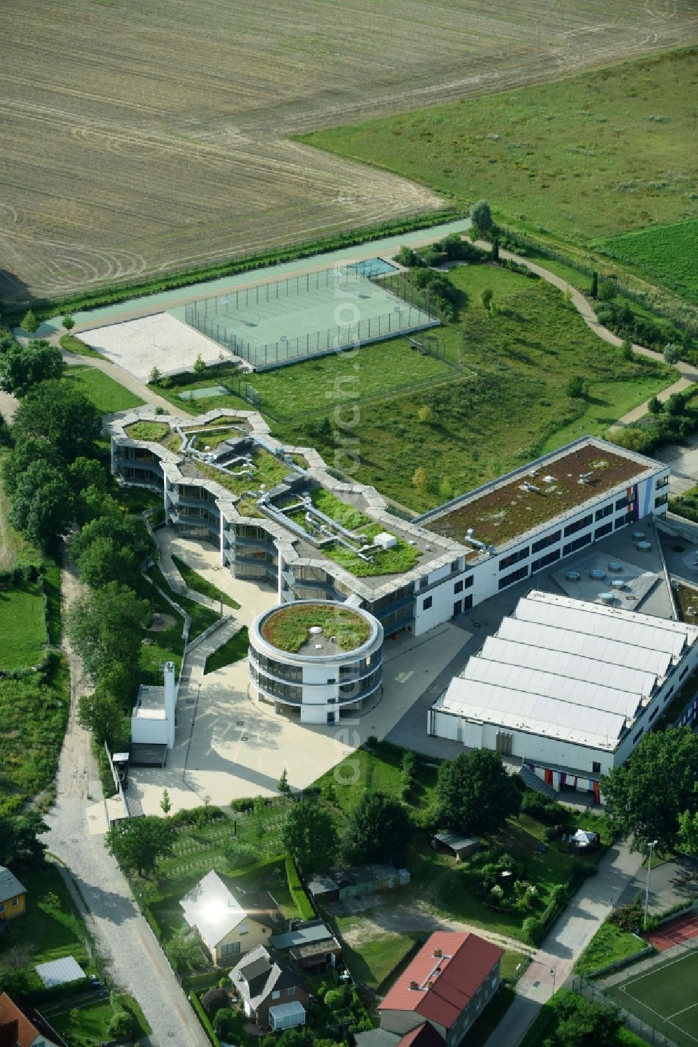 Aerial photograph Mühlenbecker Land - School building of the Kaethe-Kollwitz-Gesamtschule in the district Muehlenbeck in Muehlenbecker Land in the state Brandenburg, Germany