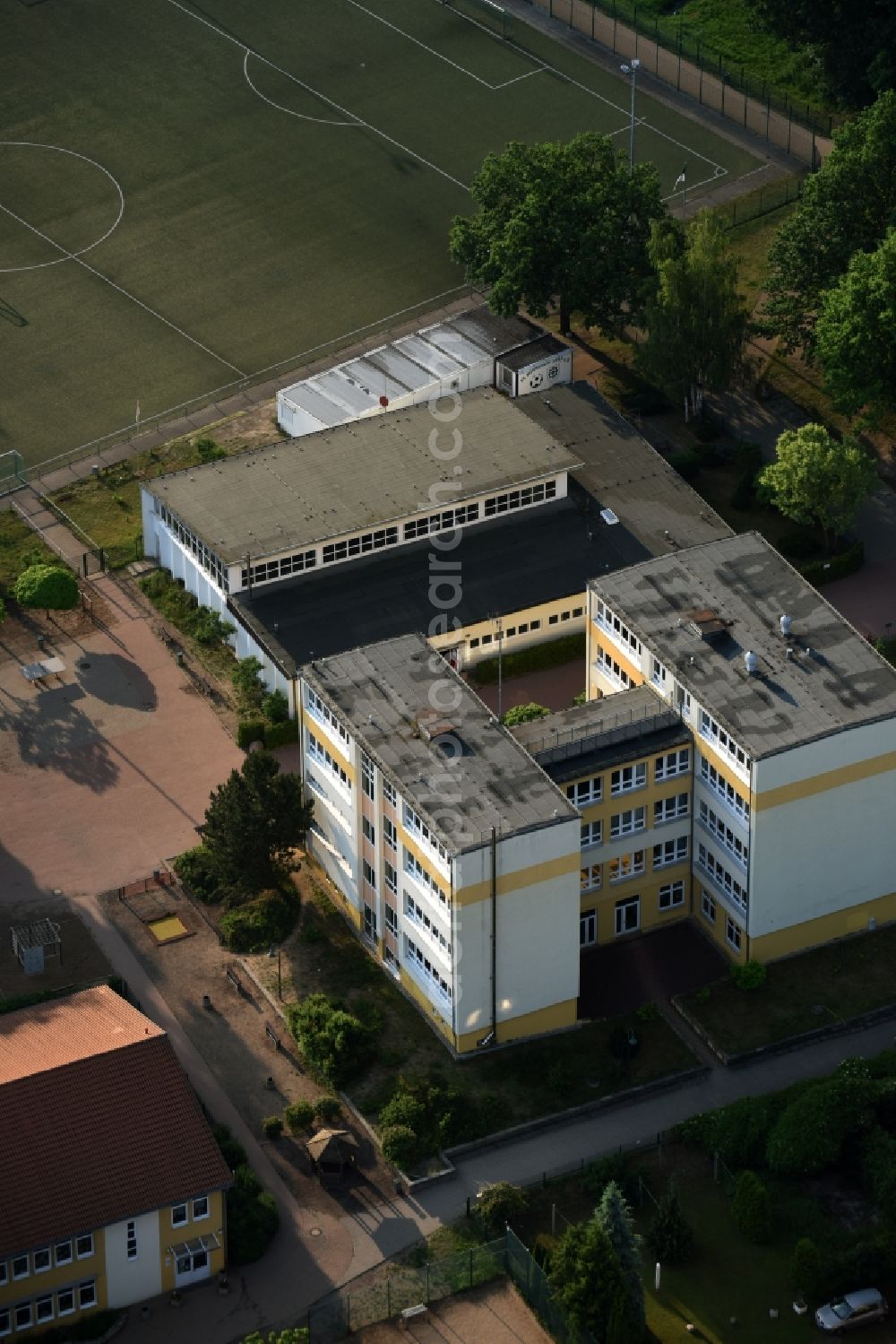 Aerial photograph Mühlenbecker Land - School building of the Kaethe-Kollwitz-Grundschule an der Hauptstrasse in Muehlenbecker Land in the state Brandenburg