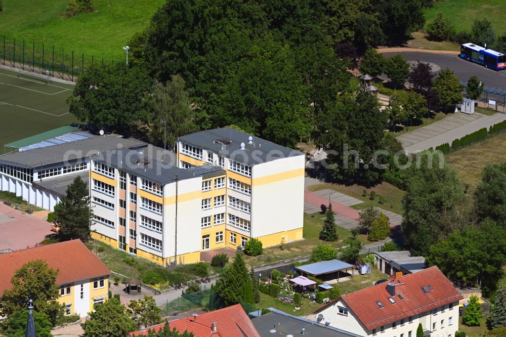 Mühlenbecker Land from the bird's eye view: School building of the Kaethe-Kollwitz-Grundschule on Hauptstrasse in Muehlenbecker Land in the state Brandenburg, Germany