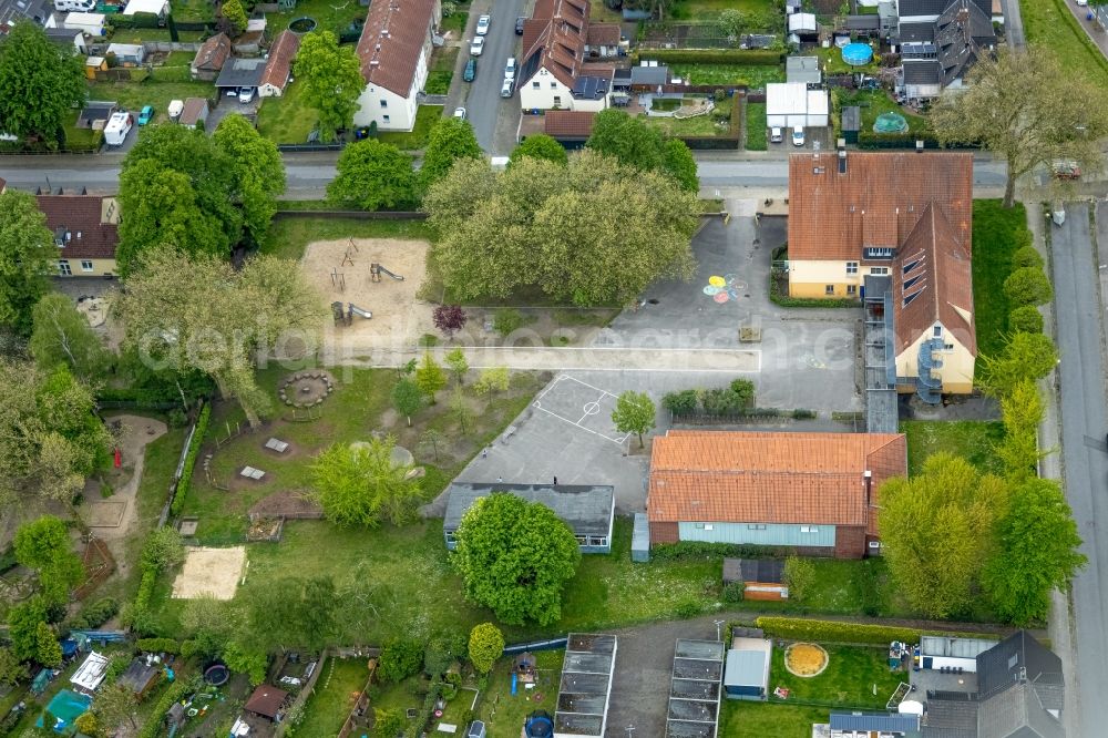 Aerial image Gladbeck - School building of the Kaethe-Kollwitz-Schule on Woorthstrasse in Gladbeck at Ruhrgebiet in the state North Rhine-Westphalia, Germany