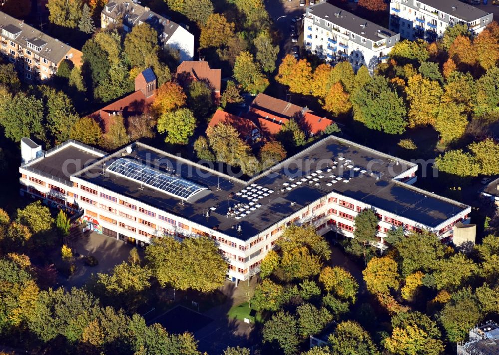 Aerial image Hamburg - School building of the Kurt-Tucholsky-Schule on Eckernfoerder Strasse in the district Altona in Hamburg, Germany