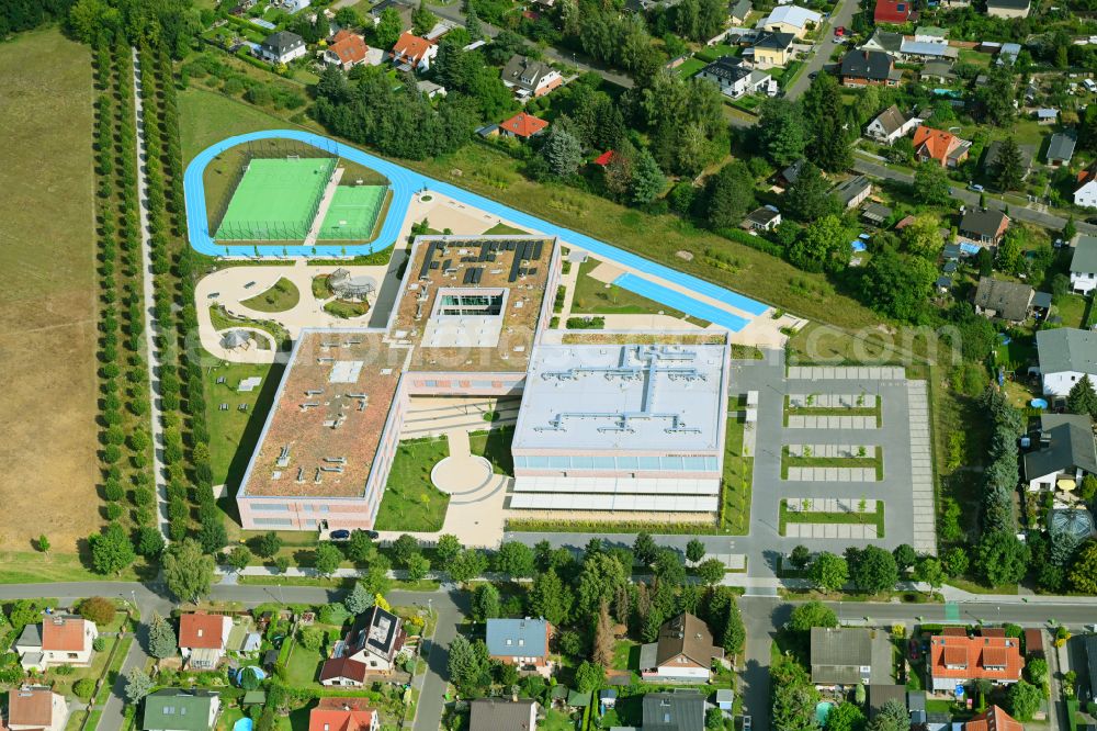 Fredersdorf-Vogelsdorf from the bird's eye view: School building on Landstrasse - Lenbachstrasse - Richard-Jaensch-Strasse in Fredersdorf-Vogelsdorf in the state Brandenburg, Germany