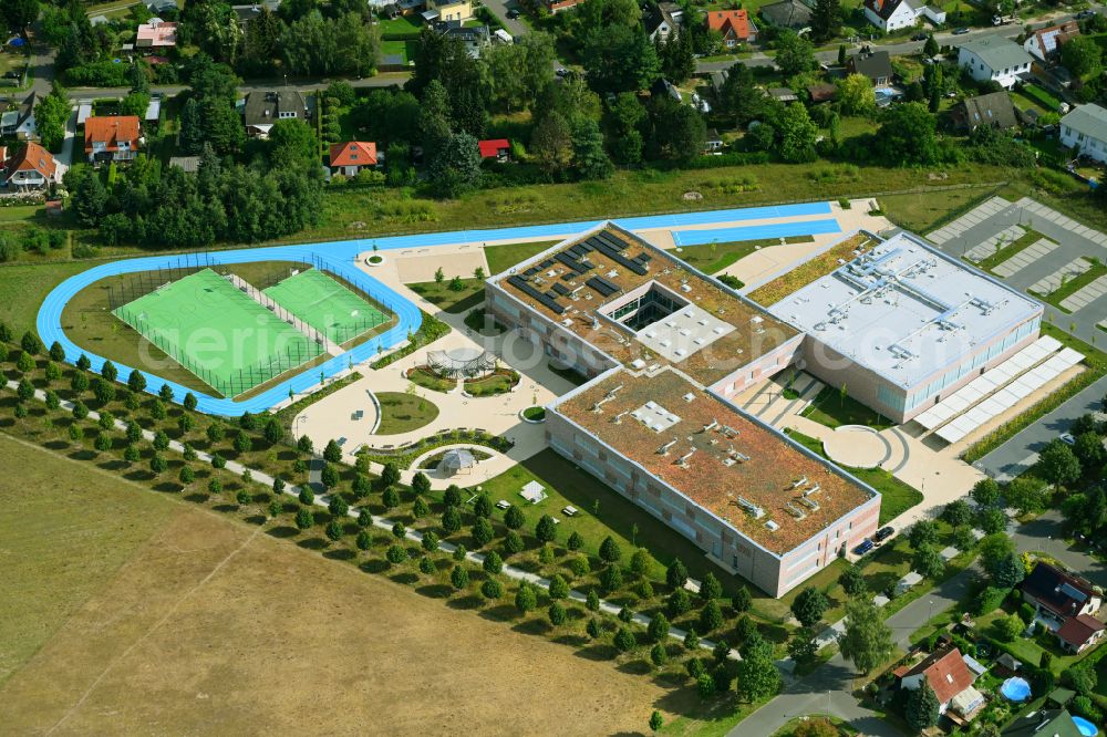 Aerial image Fredersdorf-Vogelsdorf - School building on Landstrasse - Lenbachstrasse - Richard-Jaensch-Strasse in Fredersdorf-Vogelsdorf in the state Brandenburg, Germany