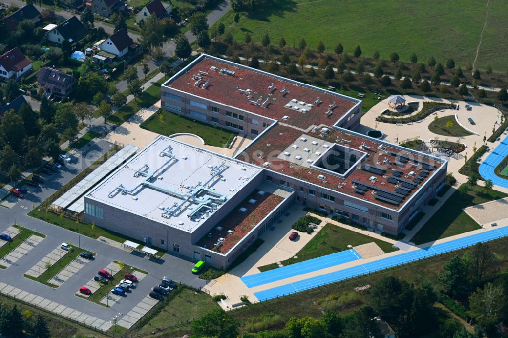 Aerial photograph Fredersdorf-Vogelsdorf - School building on Landstrasse - Lenbachstrasse - Richard-Jaensch-Strasse in Fredersdorf-Vogelsdorf in the state Brandenburg, Germany