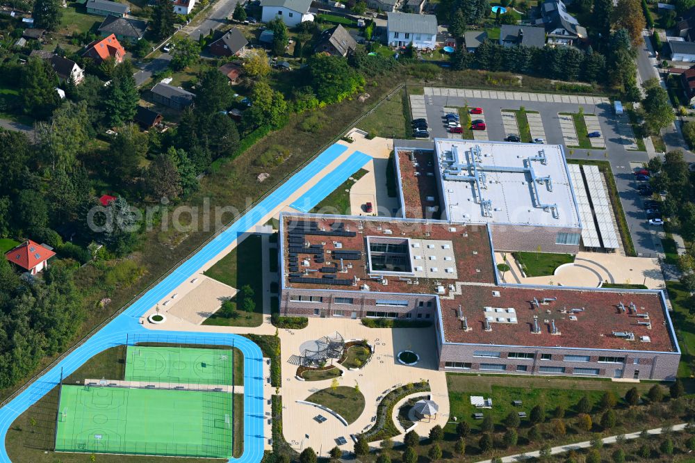 Aerial image Fredersdorf-Vogelsdorf - School building on Landstrasse - Lenbachstrasse - Richard-Jaensch-Strasse in Fredersdorf-Vogelsdorf in the state Brandenburg, Germany