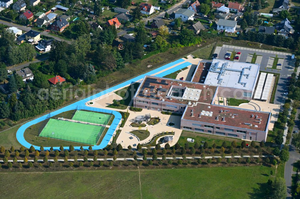 Aerial photograph Fredersdorf-Vogelsdorf - School building on Landstrasse - Lenbachstrasse - Richard-Jaensch-Strasse in Fredersdorf-Vogelsdorf in the state Brandenburg, Germany