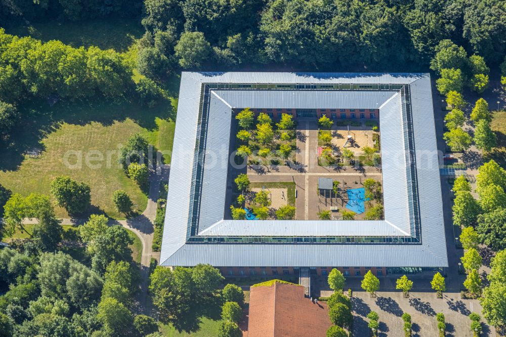 Aerial photograph Gelsenkirchen - School building of the Loechterschule on Lasthausstrasse on street Lasthausstrasse in the district Buer in Gelsenkirchen at Ruhrgebiet in the state North Rhine-Westphalia, Germany