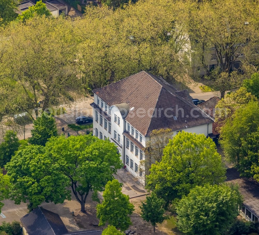 Aerial photograph Gelsenkirchen - School building of the Lindenschule on Romanusstrasse in the district Buer in Gelsenkirchen at Ruhrgebiet in the state North Rhine-Westphalia, Germany