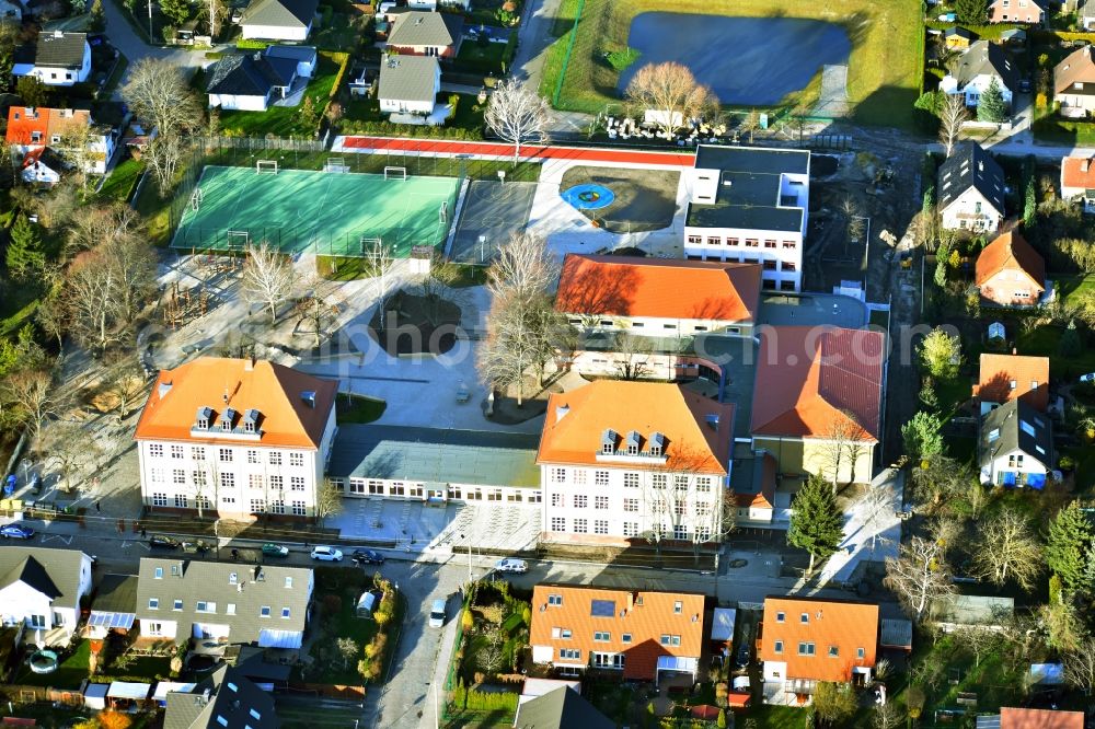 Berlin from the bird's eye view: School building of the Mahlsdorfer Grundschule on Feldrain in the district Mahlsdorf in Berlin, Germany