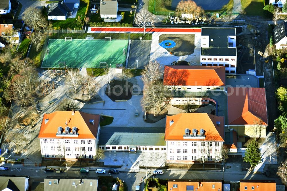 Aerial image Berlin - School building of the Mahlsdorfer Grundschule on Feldrain in the district Mahlsdorf in Berlin, Germany