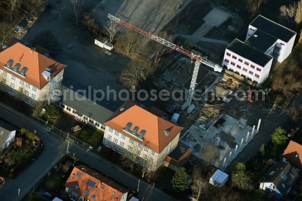 Aerial image Berlin - School building of the Mahlsdorfer Grundschule on Feldrain destrict Mahlsdorf in Berlin in Germany