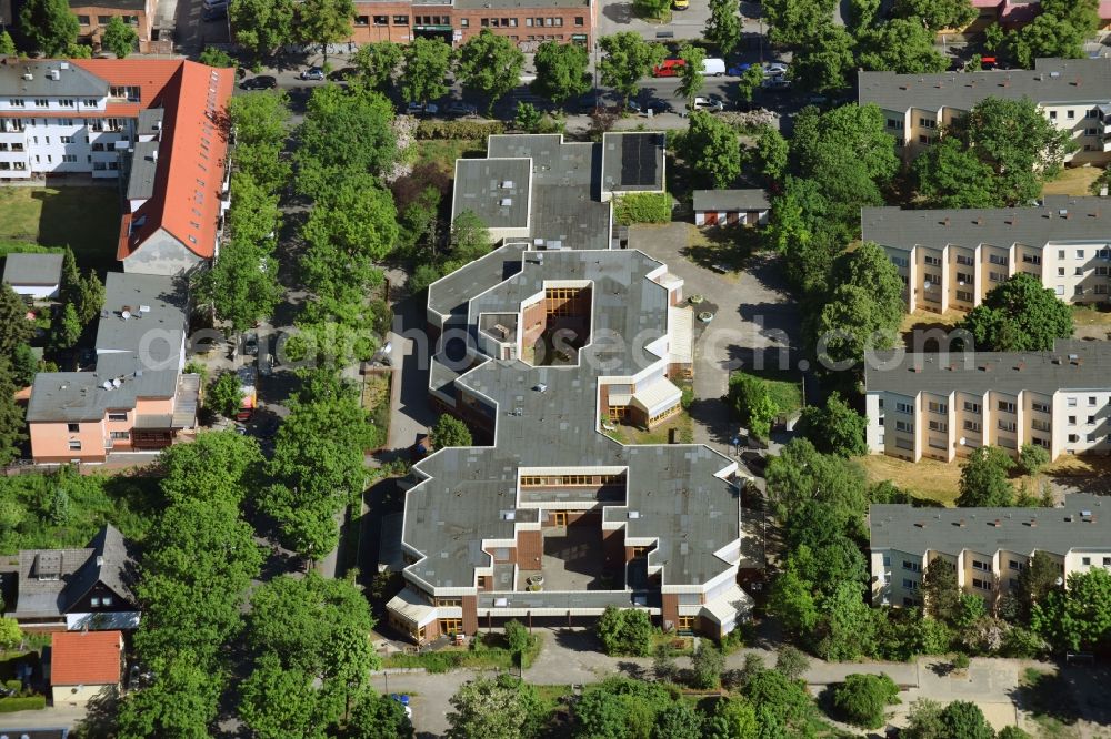 Aerial photograph Berlin - School building of the Marianne-Cohn-Schule on Holzmannstrasse in Berlin, Germany