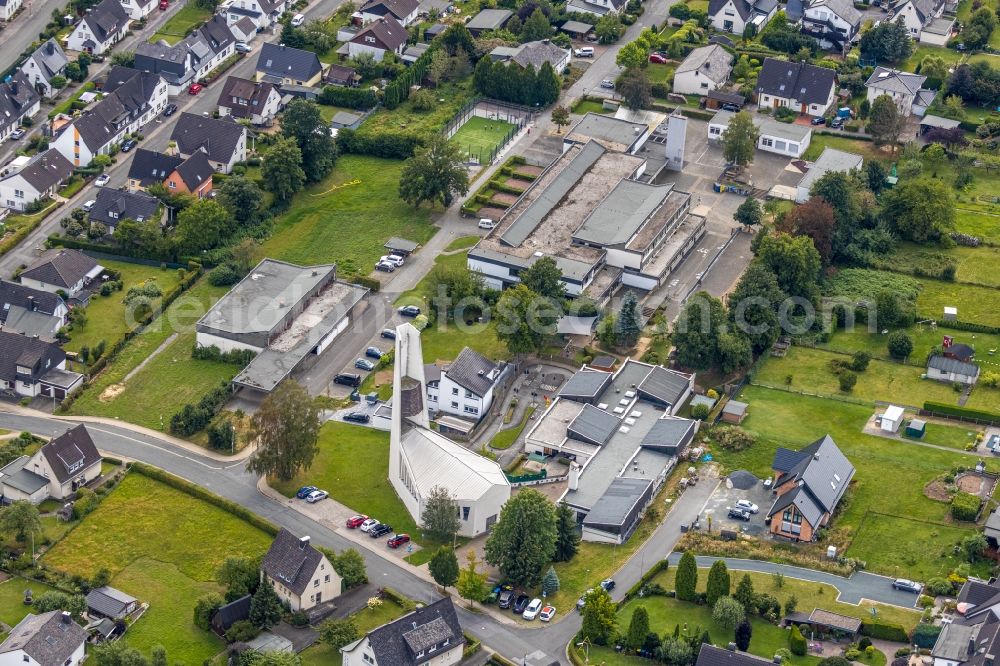 Meschede from the bird's eye view: School building of the Grundschule Mariengrundschule on Von-Westphalen-Strasse in Meschede in the state North Rhine-Westphalia, Germany