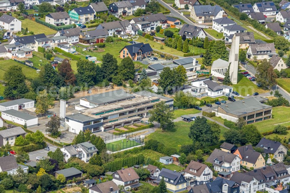 Aerial photograph Meschede - School building of the Grundschule Mariengrundschule on Von-Westphalen-Strasse in Meschede in the state North Rhine-Westphalia, Germany