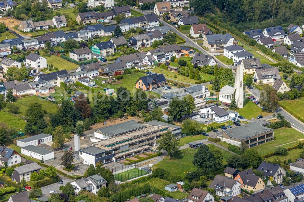 Meschede from the bird's eye view: School building of the Grundschule Mariengrundschule on Von-Westphalen-Strasse in Meschede in the state North Rhine-Westphalia, Germany