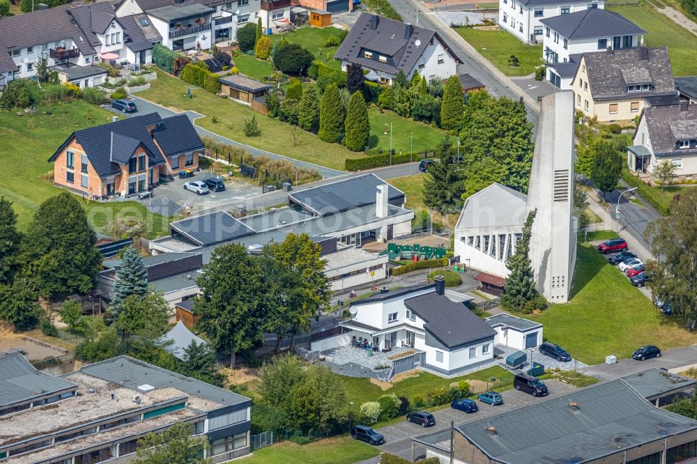 Aerial image Meschede - School building of the Grundschule Mariengrundschule on Von-Westphalen-Strasse in Meschede in the state North Rhine-Westphalia, Germany