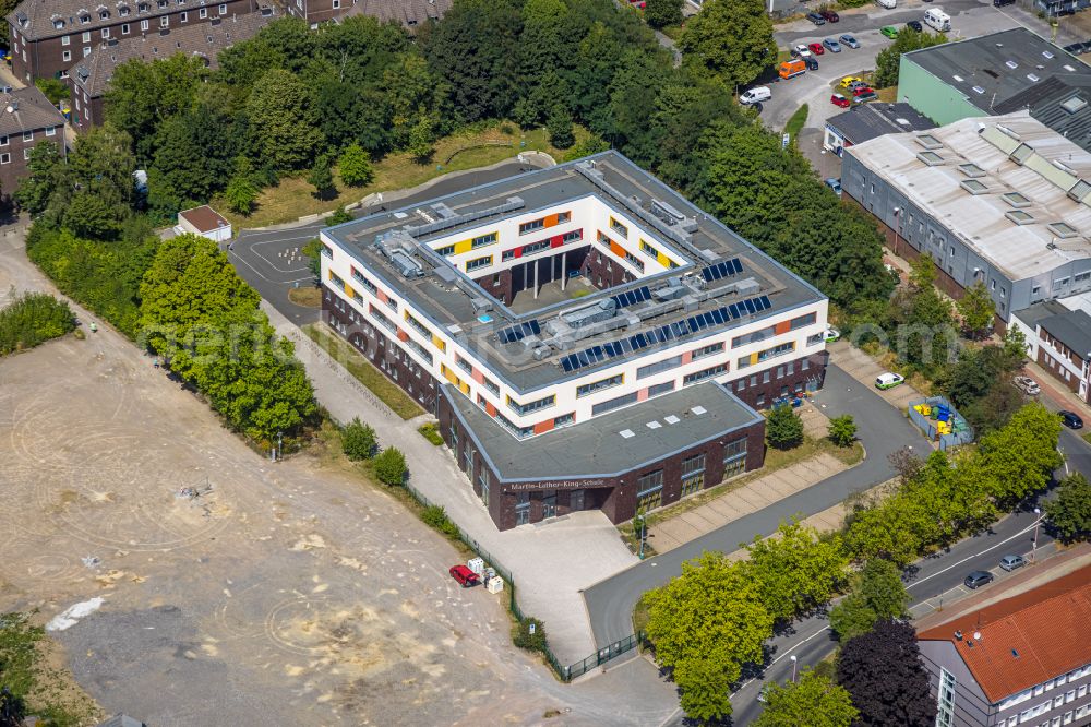 Aerial image Velbert - School building of the Martin-Luther-King-Schule Velbert on Gruenstrasse in Velbert in the state North Rhine-Westphalia, Germany