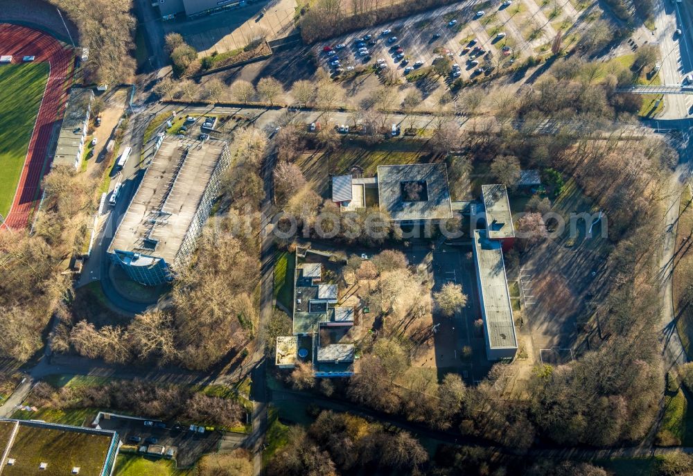 Hagen from the bird's eye view: School building of the Meinolfschule Staedt.Kath.Grundschule in Hagen in the state North Rhine-Westphalia, Germany