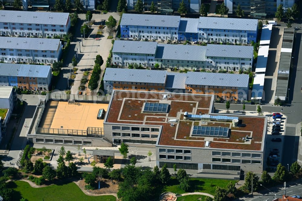 Nürnberg from above - School building of the der Michael-Ende-Schule in the row house settlement on Michael-Ende-Strasse - Kurt-Karl-Doberer-Strasse in the district Sankt Leonhard in Nuremberg in the state Bavaria, Germany