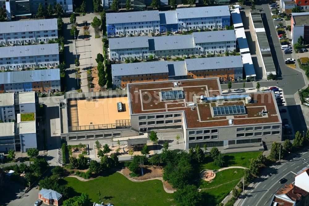 Nürnberg from the bird's eye view: School building of the der Michael-Ende-Schule in the row house settlement on Michael-Ende-Strasse - Kurt-Karl-Doberer-Strasse in the district Sankt Leonhard in Nuremberg in the state Bavaria, Germany