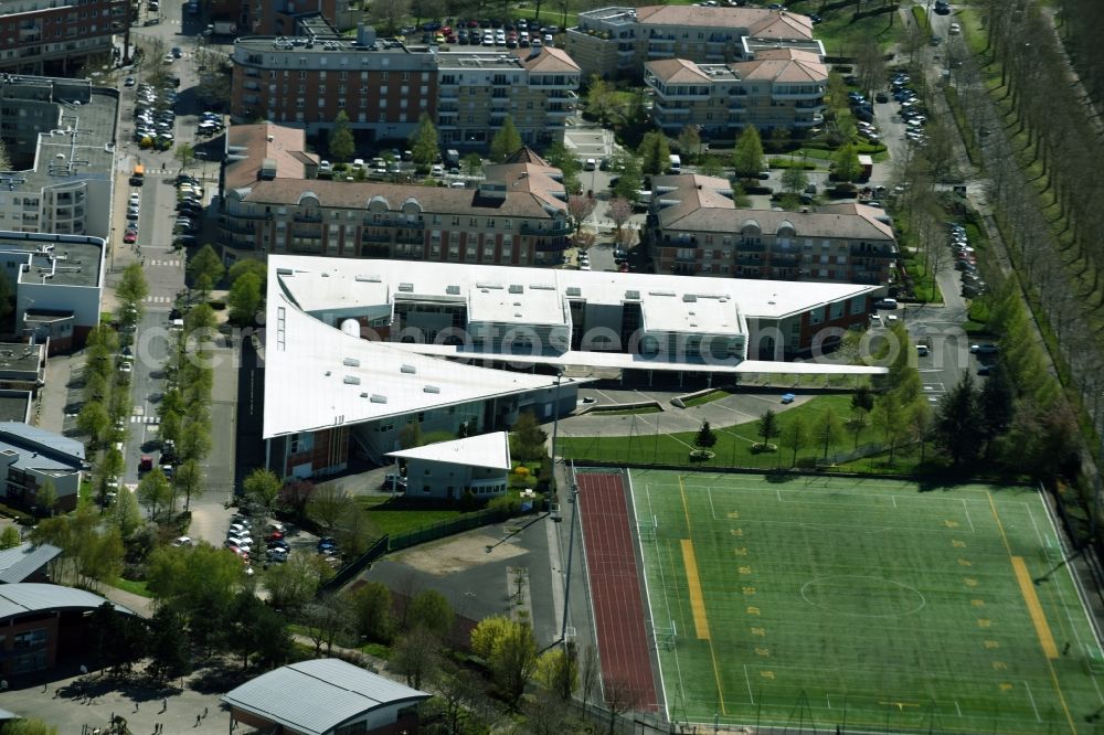 Aerial image Élancourt - School building of the Middle School La Cle Saint Pierre an der Rue de Dublin in Elancourt in Ile-de-France, France