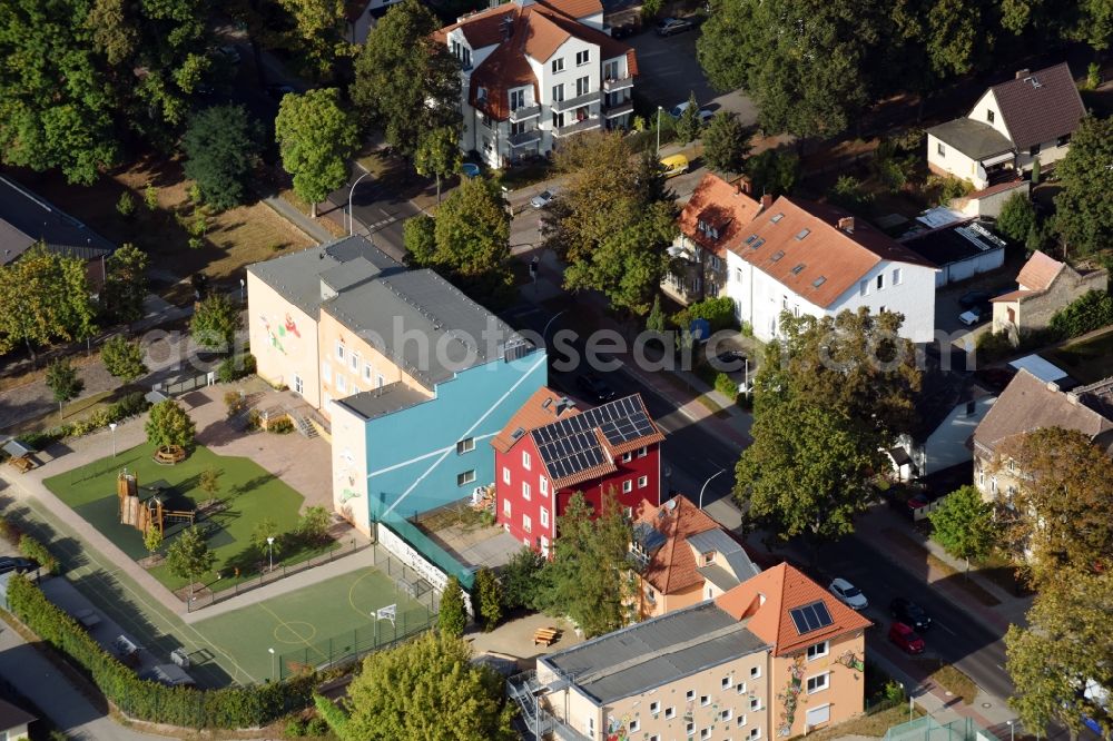 Aerial image Hohen Neuendorf - School building of the Mosaik-Grundschule Hohen Neuendorf in the Berliner Strasse in Hohen Neuendorf in the state Brandenburg