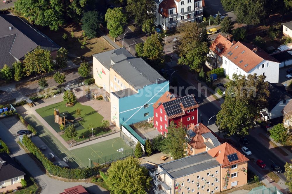 Aerial photograph Hohen Neuendorf - School building of the Mosaik-Grundschule Hohen Neuendorf in the Berliner Strasse in Hohen Neuendorf in the state Brandenburg