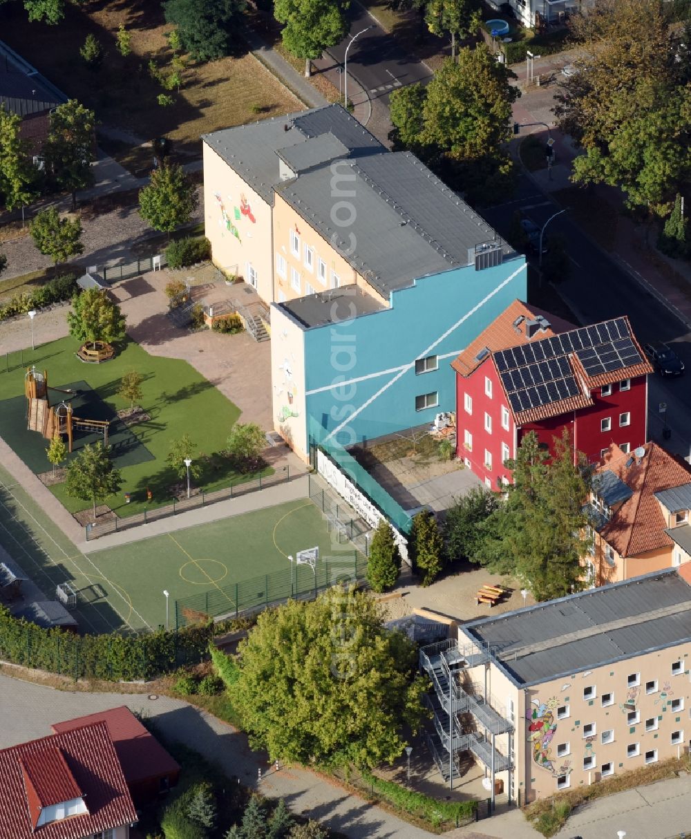 Hohen Neuendorf from above - School building of the Mosaik-Grundschule Hohen Neuendorf in the Berliner Strasse in Hohen Neuendorf in the state Brandenburg