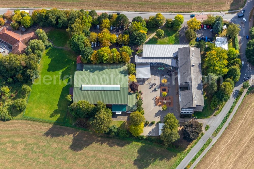 Aerial photograph Menden (Sauerland) - School building of the Nikolaus-Gross-Schule Boesperde on Bahnhofstrasse in Boesperde in the district Boesperde in Menden (Sauerland) in the state North Rhine-Westphalia, Germany