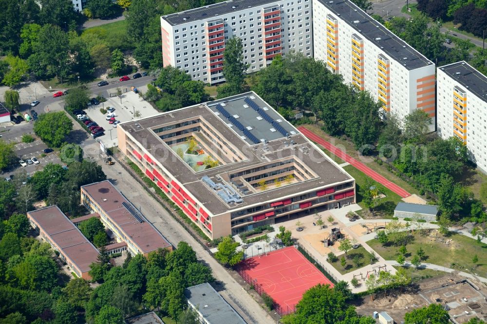 Berlin from the bird's eye view: School building of the Nils-Holgersson-Schule on Otto-Marquardt-Strasse in the district Fennpfuhl in Berlin, Germany