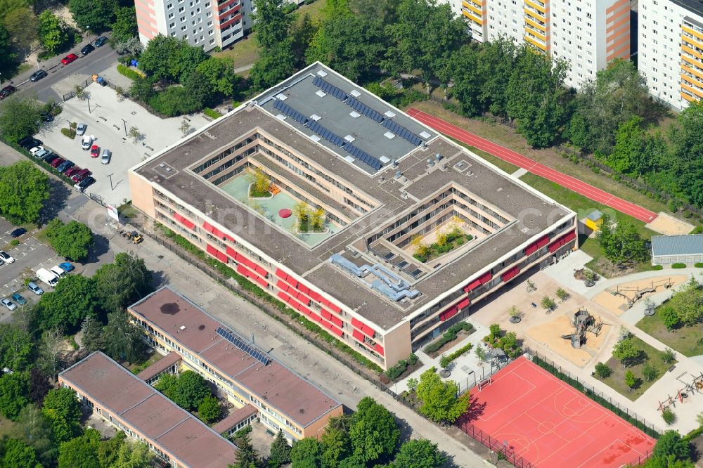 Aerial photograph Berlin - School building of the Nils-Holgersson-Schule on Otto-Marquardt-Strasse in the district Fennpfuhl in Berlin, Germany